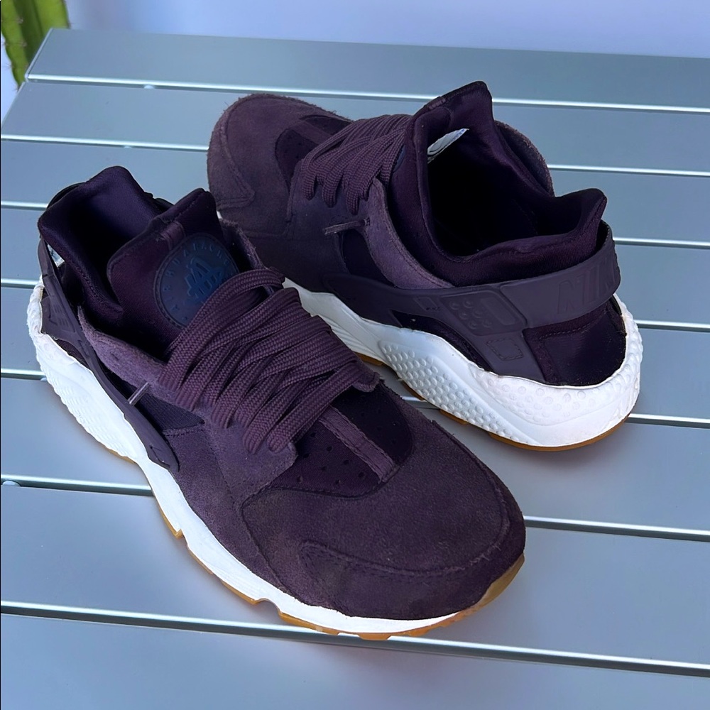 RARE Suede Nike Air Huarache 💝 LIKE NEW